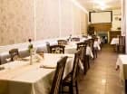 Hotelowa restauracja znajduje się na parterze, ma wyjście na dziedziniec
