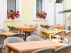 Dziedziniec z restauracyjnymi stolikami to bardzo przyjemne miejsce