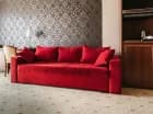 W pokoju dziennym jest rozkładana sofa i mini aneks kuchenny