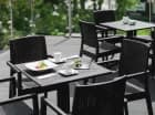 W hotelu mieści się elegancka restauracja z przyjemnym tarasem