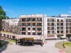Hotel jest oddzielony od plaży tylko pasem nadmorskiego lasu