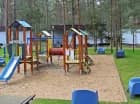 A dorośli odpocząć na ławkach i nowych siedziskach