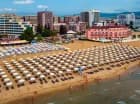 Hotel mieści się tuż przy szerokiej piaszczystej plaży w centrum kurortu