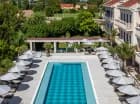 Hotel posiada kompleks zewnętrznych basenów