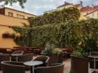 Latem hotel zaprasza na zielone patio od strony dziedzińca zabytkowej kamienicy