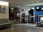 W lobby mieści się kawiarnia