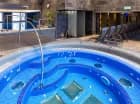W strefie wellness jest także jacuzzi oraz sporo leżaków do relaksu
