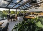 Hotel posiada restaurację z dużym przeszkleniem