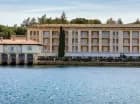 Hotel Neptun jest położony wprost nad brzegiem morza w Parku Narodowym Brijuni