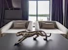 W apartamencie przygotowano designerską strefę dzienną z kompletem wypoczynkowym
