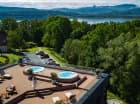 Jacuzzi na dachu pozwala na relaks z  widokiem na góry