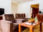 Apartament ma osobną sypialnię i salon z aneksem