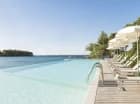 Crvena Luka Resort**** posiada piękny basen zewnętrzny typu infinity
