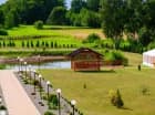 Hotel otoczony jest zielonym ogrodem z małym stawem
