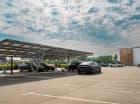 Na gości czeka parking ze stanowiskiem do ładowania samochodów elektrycznych