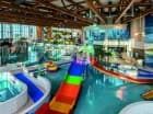 W aquaparku znajduje się m.in. 8 zjeżdżalni, rwąca rzeka, jacuzzi solankowe