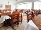 Obiady są serwowane w przestronnej sali restauracyjnej