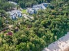 Lokalizacja resortu tuż przy plaży sprzyja wypoczynkowi nad morzem