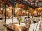 Restauracja główna hotelu znajduje się w zabytkowym budynku Stajni Platera