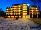 Resort jest położony przy samej wydmie, zaledwie 100 metrów od plaży w Łebie