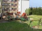 Dzieci znajdą na zewnątrz plac zabaw, a obok niego stół do ping-ponga