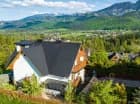 Apartamenty mieszczą się w kilku domach willowych w zielonej okolicy
