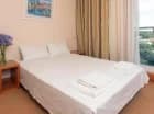 Pokoje są wyposażone w TV, WiFi, minibar, sejf, klimatyzację i czajnik