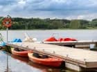 Goście mogą wypożyczyć kajaki, rowery wodne oraz łódki