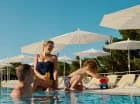 Relaks nad hotelowym basenem to prawdziwa przyjemność