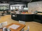 W hotelowej restauracji można zamawiać dania z karty