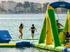 Tuż obok znajduje się plaża z atrakcjami wodnymi