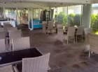 Sala restauracyjna jest połączona z zadaszonym patio