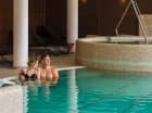 W krytej strefie basenowej jest także jacuzzi oraz brodzik dla dzieci