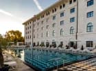 Hotel posiada zewnętrzny basen otoczony leżakami