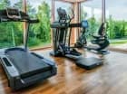 Goście mogą odbyć trening w sali cardio z przyjemnie kojącym widokiem