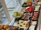W pozostałej części dnia hotelowa restauracja zaprasza na dania z menu