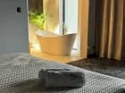 W łazience apartamentu jest wolnostojąca wanna