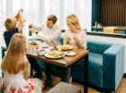 Wnętrze sali jadalnej zachęca do spędzania w niej czasu