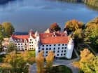 Hotel Podewils mieści się w prawdziwym zamku rycerskim nad jeziorem