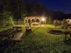 Na terenie obiektu wydzielono klimatyczne zadaszone siedziska z grillem