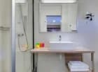 W większości łazienek zainstalowano kabiny prysznicowe