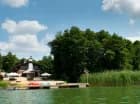 Wielką atrakcją jest prywatna plaża z pomostem i sprzętem wodnym