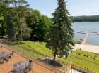 Ze słonecznego tarasu można podziwiać panoramę jeziora
