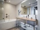 Łazienka w apartamencie posiada wannę z prysznicem