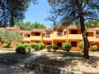 Apartamenty mieszczą się w niskich wygodnych domkach