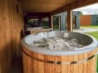 Znajdziecie tutaj dwie wanny jacuzzi i dwie sauny