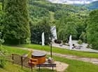 W ogrodzie na gości czeka relaks w bani z jacuzzi