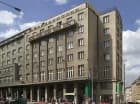 Budynek z lat 30. XX wieku pozwala poczuć wyjątkowy klimat czeskiej stolicy