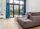 Pokój dzienny i wyjście do ogródka apartamentu Komfort Plus A12