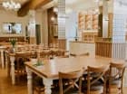W hotelu znajduje się restauracja Dębowy Gościniec